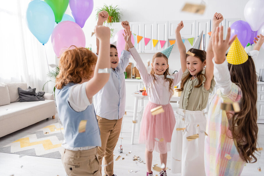Verjaardagsfeest met vrienden die meezingen