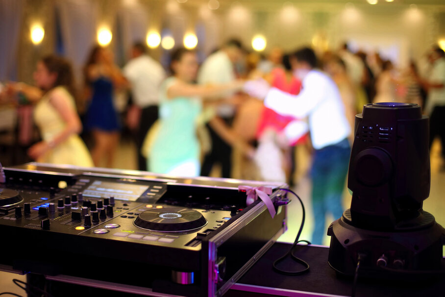 Trouwfeest met volle dansvloer terwijl DJ Eddy de muziek mixt.